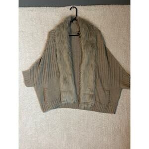Women’s cable knit wool blend sweater with removable fur piece. Size M.